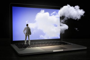 Bulutların üstünde laptop perde. Karışık teknik