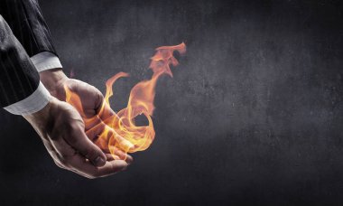 Onun ellerinde yanan ateşi