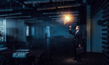 Onun fikirleri çok parlak vardır. Karışık teknik