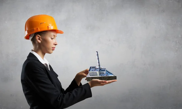 Mujer presentando modelo de construcción. Medios mixtos — Foto de Stock