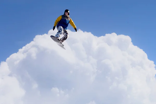 Snowboarder κάνοντας άλμα — Φωτογραφία Αρχείου