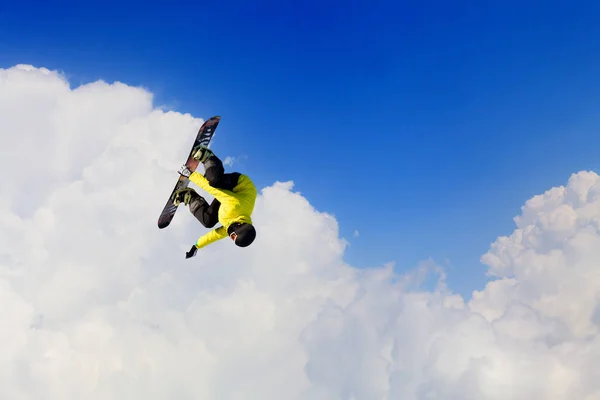 Сноубордист прыгает — стоковое фото