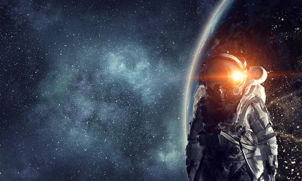 Uzayda astronot explorer. Karışık teknik