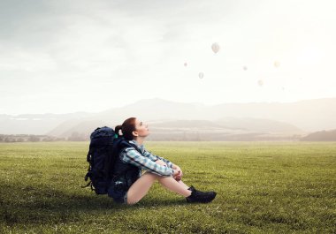 Kız uzun yürüyüşe çıkan kimse dinlenme. Karışık teknik