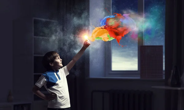 In der Kindheit geht es um Magie. Gemischte Medien — Stockfoto