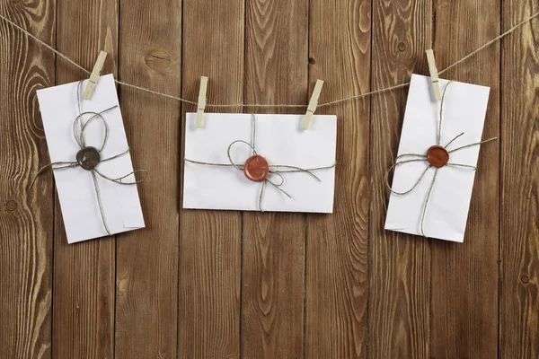 Envelopes fixados à corda — Fotografia de Stock