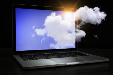 Bulutların üstünde laptop perde. Karışık teknik