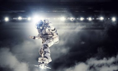 Yönetim Kurulu uçan üzerinde uzay adamı. Karışık teknik