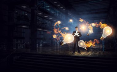 Sihirli gösteren iş adamı. Karışık teknik