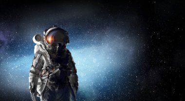 Uzayda astronot explorer. Karışık teknik