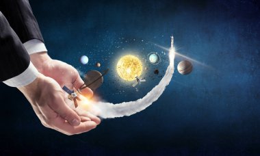 Güneş sistemi elinde