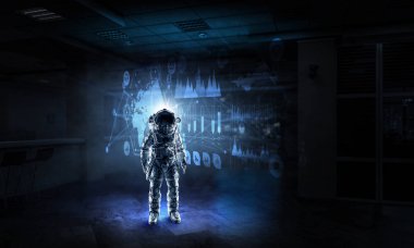 Astronot laboratuvar içinde keşfe çıkmak. Karışık teknik