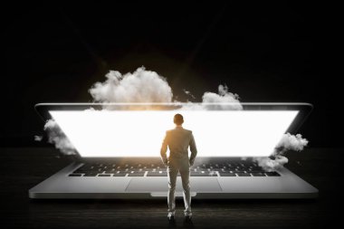 Bulutların üstünde laptop perde. Karışık teknik