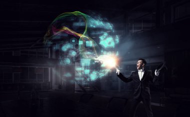 Sihirli gösteren iş adamı. Karışık teknik