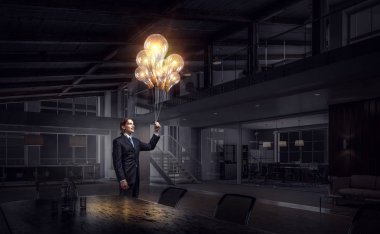 Onun fikirleri çok parlak vardır. Karışık teknik