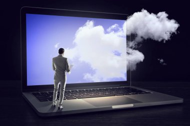 Bulutların üstünde laptop perde. Karışık teknik