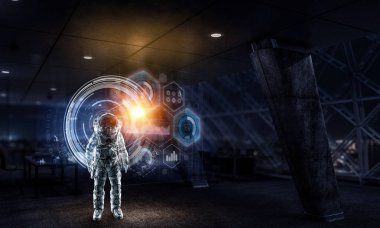 Astronot laboratuvar içinde keşfe çıkmak. Karışık teknik