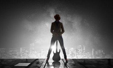 Rock gitar kızla. Karışık teknik