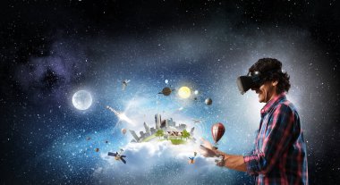 Sanal kask içinde adam. Karışık teknik