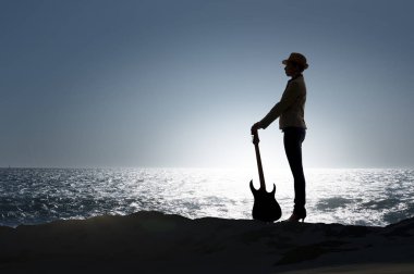 Rock gitar kızla. Karışık teknik