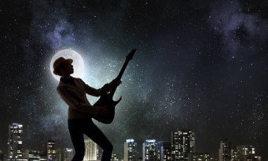 Rock gitar kızla. Karışık teknik