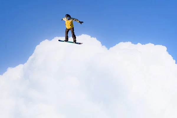 Snowboarder fare salto — Foto Stock