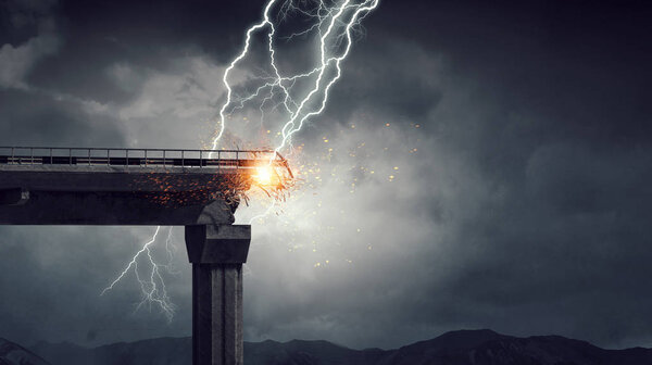 Яркая молния с неба
