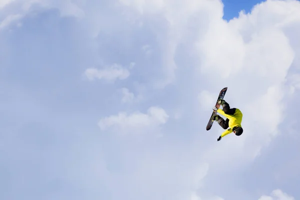 Snowboarder haciendo salto — Foto de Stock