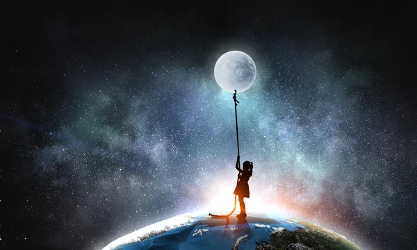 Ay 'a uçan kız çocuğu