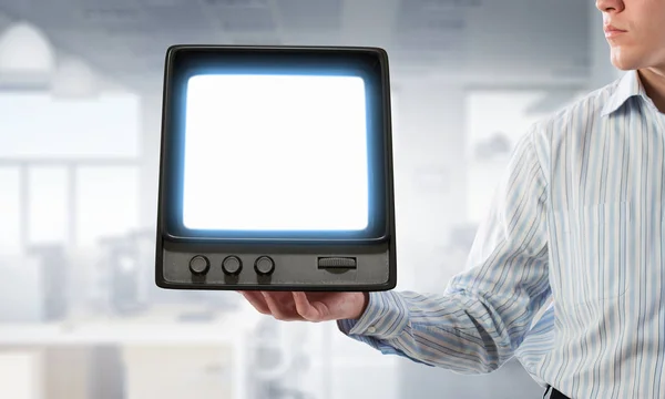 Alter Fernseher in der Hand. Gemischte Medien — Stockfoto