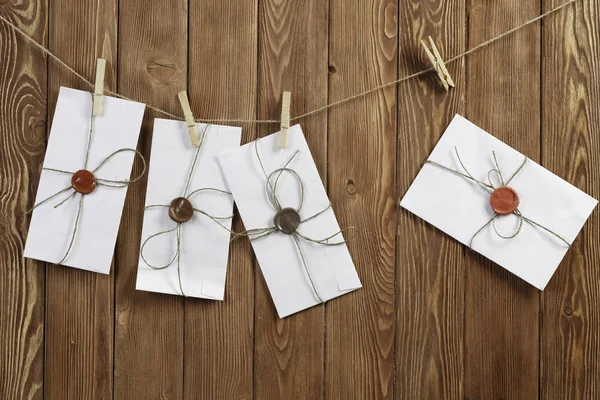 Envelopes fixados à corda — Fotografia de Stock