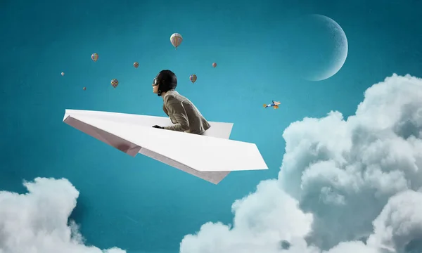 Kvinna flygare flyter i himlen. Mixed media — Stockfoto