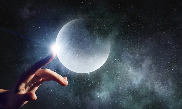 Mâna atingând luna — Fotografie, imagine de stoc