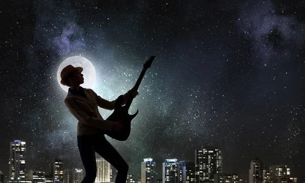 Rock gitar kızla. Karışık teknik