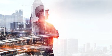 Oluşturucu adam cityscape karşı