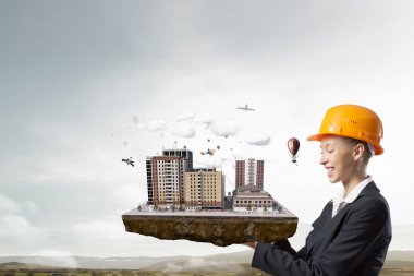 Kadın sunan inşaat projesi. Karışık teknik