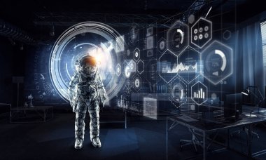 Astronot laboratuvar içinde keşfe çıkmak. Karışık teknik