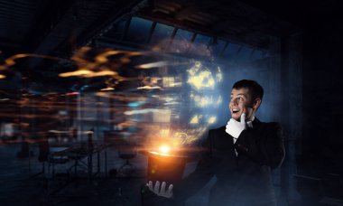 Sihirli gösteren iş adamı. Karışık teknik