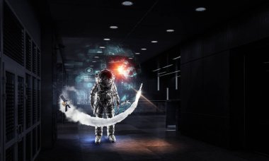 Astronot laboratuvar içinde keşfe çıkmak. Karışık teknik