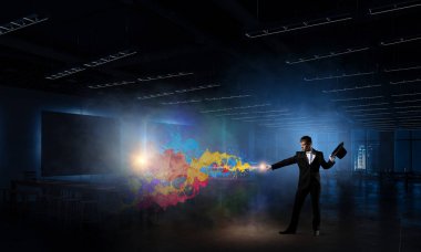 Sihirli gösteren iş adamı. Karışık teknik