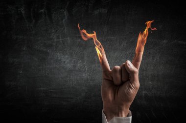 Onun ellerinde yanan ateşi