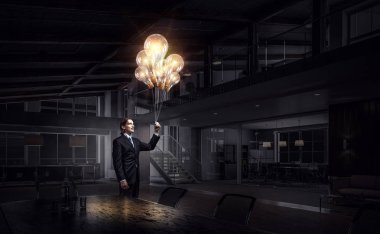 Onun fikirleri çok parlak vardır. Karışık teknik