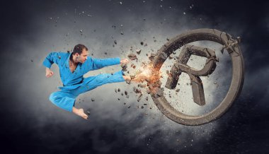 Karate adam içinde hareket. Karışık teknik