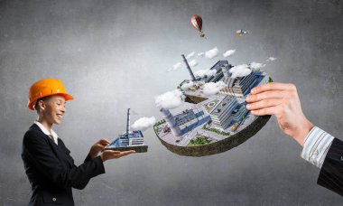 Kadın sunan inşaat modeli. Karışık teknik