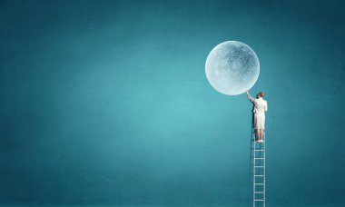 İşkadını aya ulaşan merdiven üzerinde