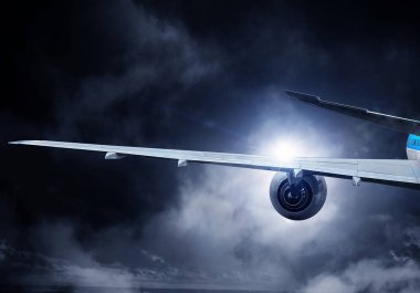 Uçak gök yüksek. Karışık teknik