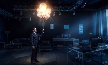 Onun fikirleri çok parlak vardır. Karışık teknik