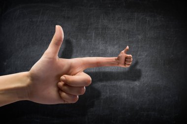 başparmak gösterilen .