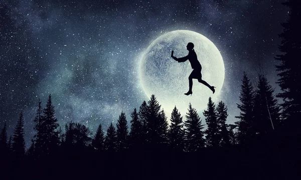 Femme sur fond de pleine lune. Techniques mixtes — Photo