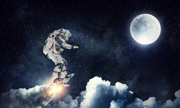 Astronauta surfing ciemnego nieba. Techniki mieszane — Zdjęcie stockowe